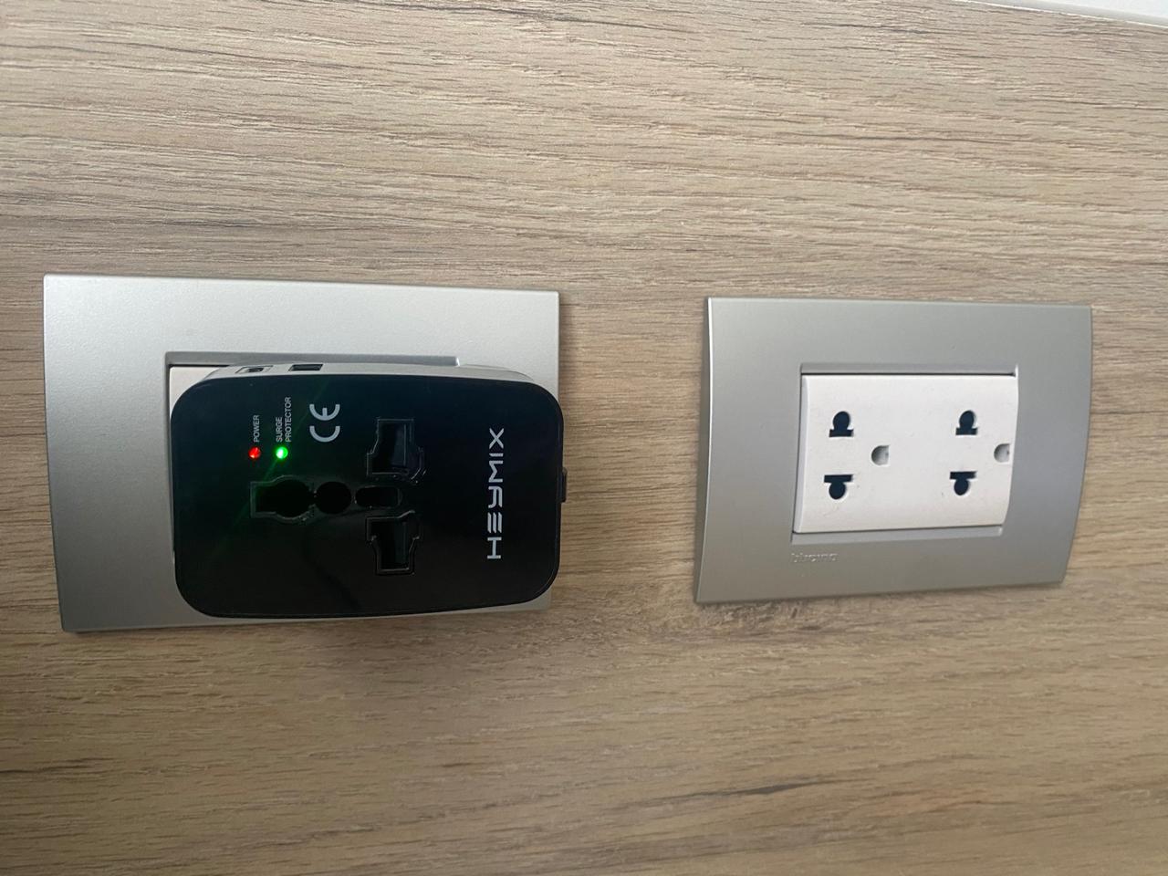 ⚡ Adaptador Conector Enchufe Universal Para Viajes + 1 USB + 1 Tipo C