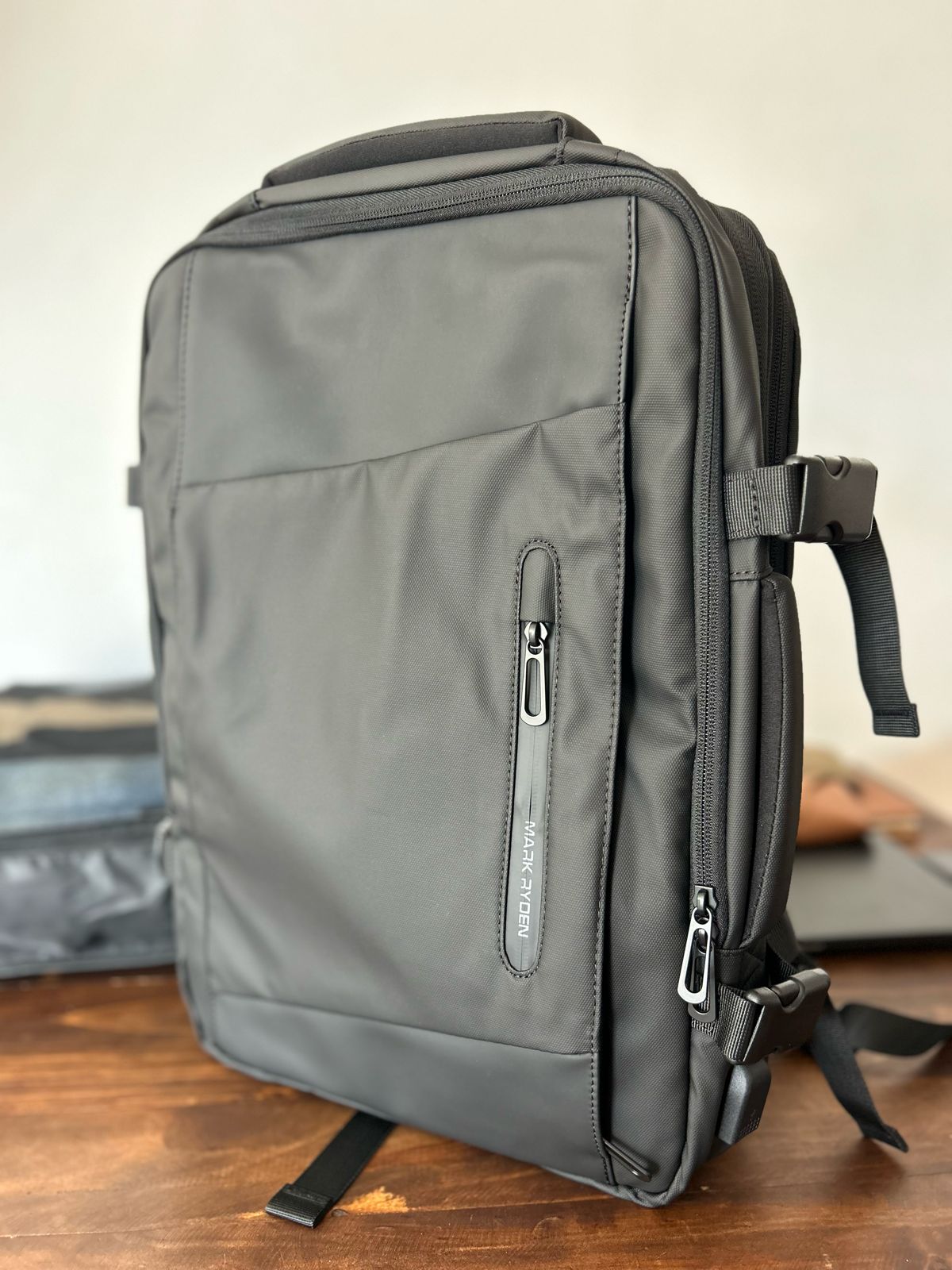 Mochila Travel Pro 3.0  con capa impermeable.